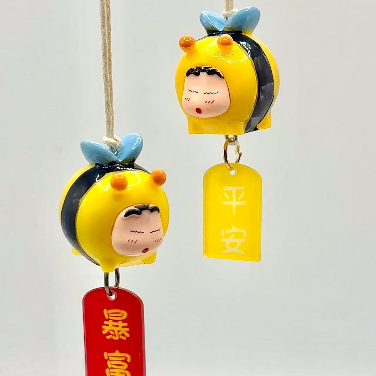 Car Accessories Etsy - クレヨンしんちゃん ハチのコスプレフィギュア 車用吊り下げペンダント バックミラーオーナメント 車内装飾 ラッキーデコレーション